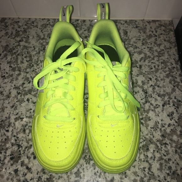 NIKE'S AIR FORCE 1 UTILITY ARRIVES IN A STRIKING "VOLT" - Picture 3 of 14